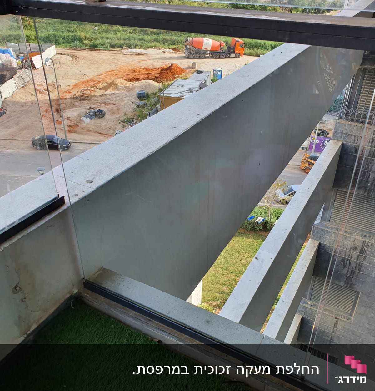 מעקה זכוכית עם נוף חיצוני